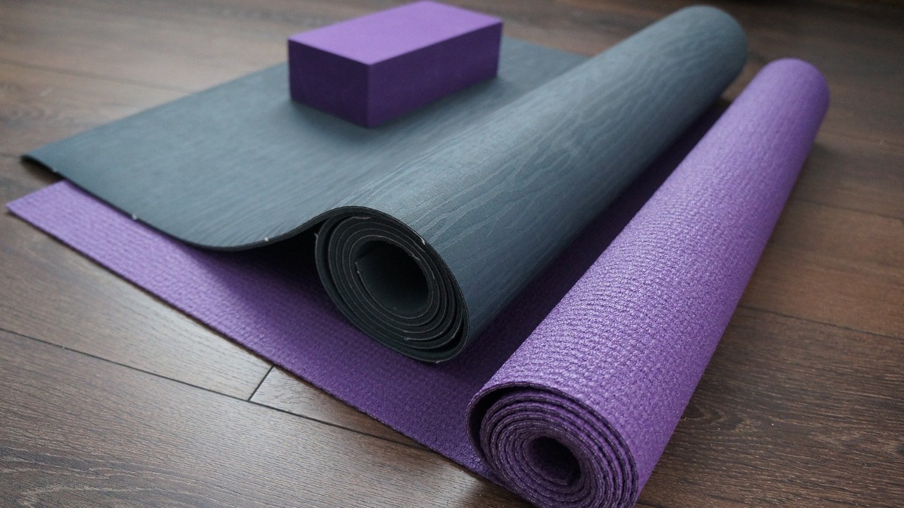 Read more about the article These Light Weight Yoga Mats and Props Making Going to Yoga Class Easy